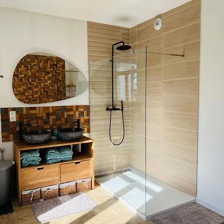 La Madeleine -jacuzzi - 10 Voyageurs *